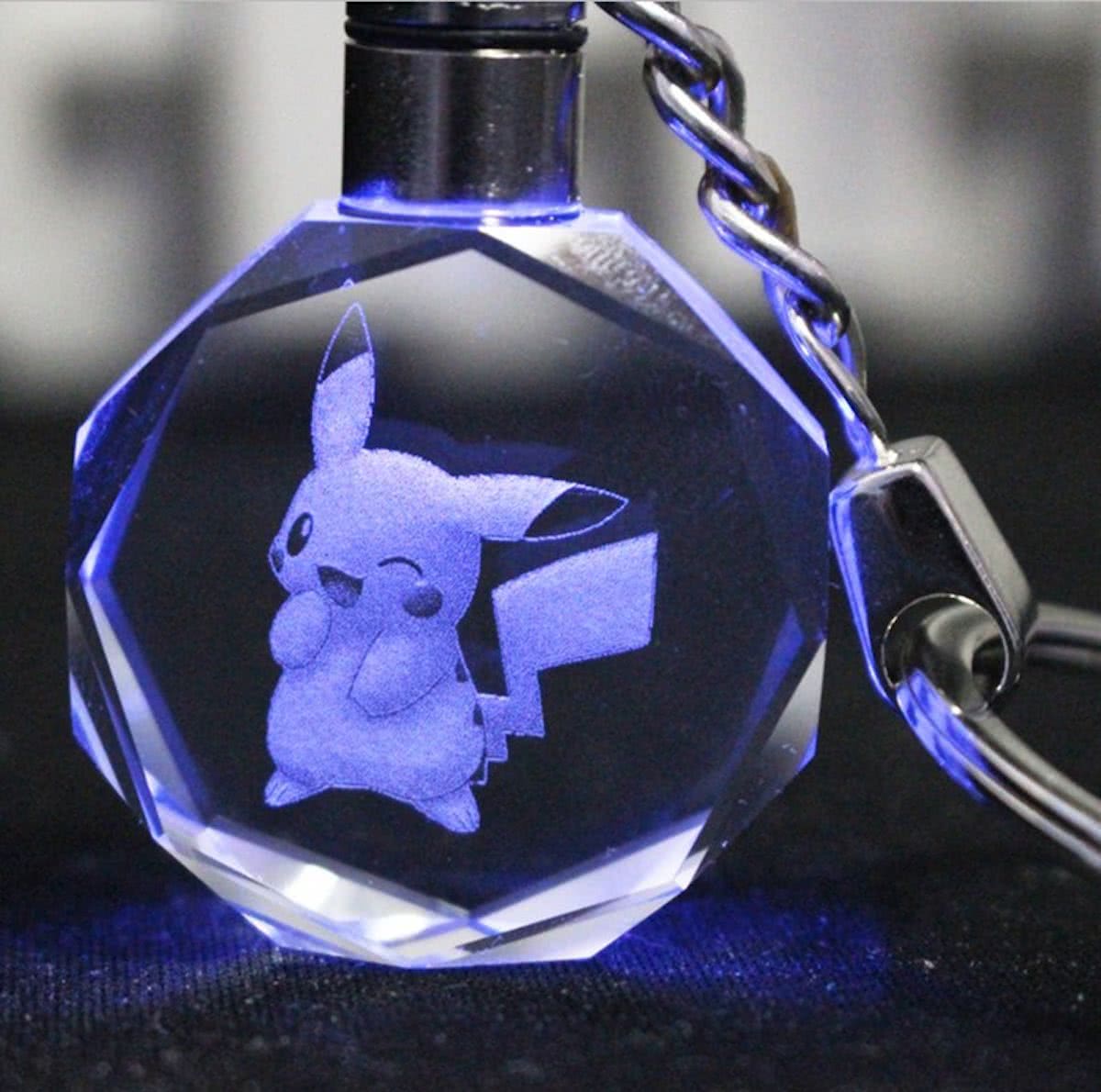 Pokemon Cadeau | LED Sleutelhanger | Sleutelhanger uit Edelstaal en Hard Glas met gegraveerde Pikachu Knipoog figuur.